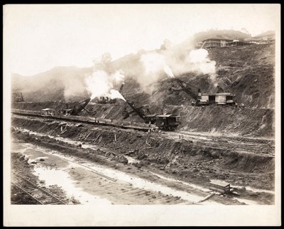 1912年または1913年にパナマ運河の建設に取り組んでいた大型の掘削機の様子（銀ゼラチンプリント） 作： Byron Company